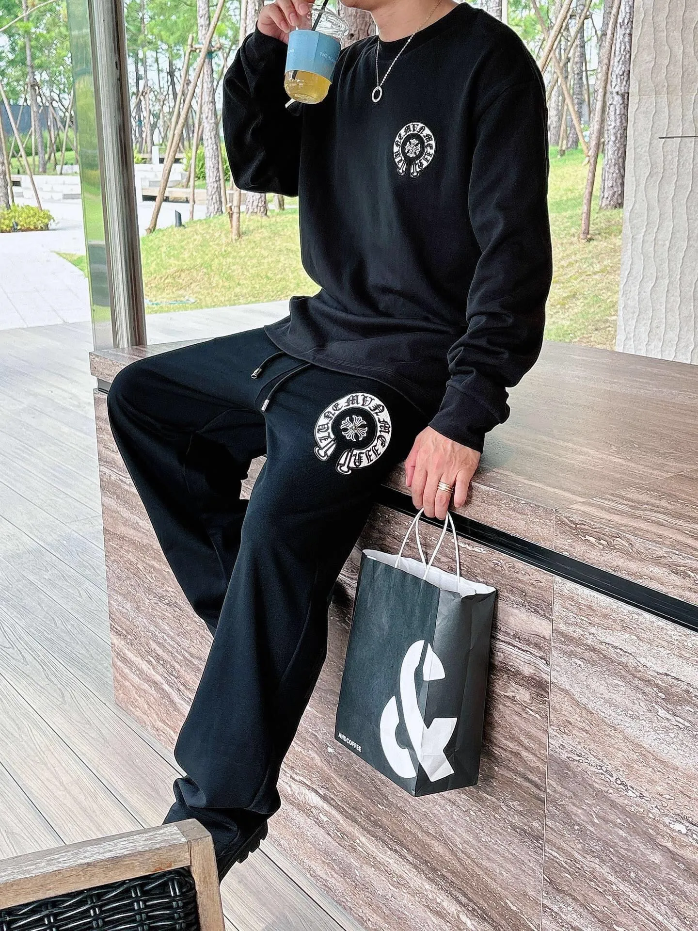 Clothes P 400💰 Pants P 426 💰ChromeHearts Chrome Heart Round Neck Long Sleeve Pursuit of quality and absolute guarantee of quality! Using double-sided cotton fabric, the texture is clearly visible, the texture is soft, delicate and smooth, and the customized three-dimensional embroidery and leather patchwork technology is full of drape! The workmanship is fine and the shoulder lines are smooth. All imported chain machines are used to make the shoulder rolling strips. It has a certain thickness and is not made of cheap material but has a shiny feel that is comfortable and not tight on the upper body. It is the most avant-garde street item that can be easily matched by both men and women!  Color: black white Size: m-3xl Style number: 3576➕3750